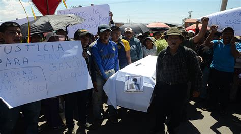 javier canchi seegore|En medio de llanto y dolor, despiden restos de joven .